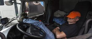 Berufskraftfahrer auf dem Rastplatz in seinem Lkw während seiner Ruhezeit *** Professional driver at the resting place in his truck during his rest period  