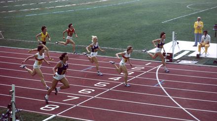 Gängiges Bild. Die DDR-Athletinnen waren oft vor denen aus der Bundesrepublik im Ziel. Hier siegt Bärbel Eckert (Bahn 2) vor Annegret Richter (Bahn 5) bei den Olympischen Spielen 1976 in Montreal.