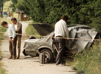 Kriminalbeamte auf Spurensuche. 1986 jagt die RAF in Straßlach bei München das Siemens-Vorstandsmitglied Karl Heinz Beckurts und seinen Fahrer mit einer Bombe in die Luft. Die Täter sind bis heute unbekannt.