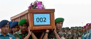 Ankunft der Särge mit den ersten geborgenen Opfern des Fluges QZ8501 auf dem Militärflugplatz in Surabaya.