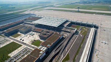 Von oben sieht hier eigentlich schon vieles fertig aus - der Verkehrsexperte Martin Burkert glaubt trotzdem nicht, dass am BER vor 2018 Flugzeuge abheben und landen.