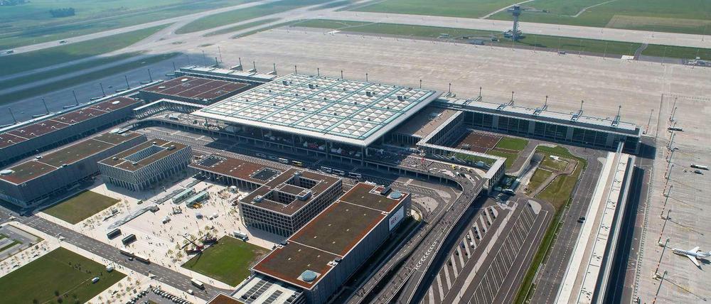 Von oben sieht hier eigentlich schon vieles fertig aus - der Verkehrsexperte Martin Burkert glaubt trotzdem nicht, dass am BER vor 2018 Flugzeuge abheben und landen.