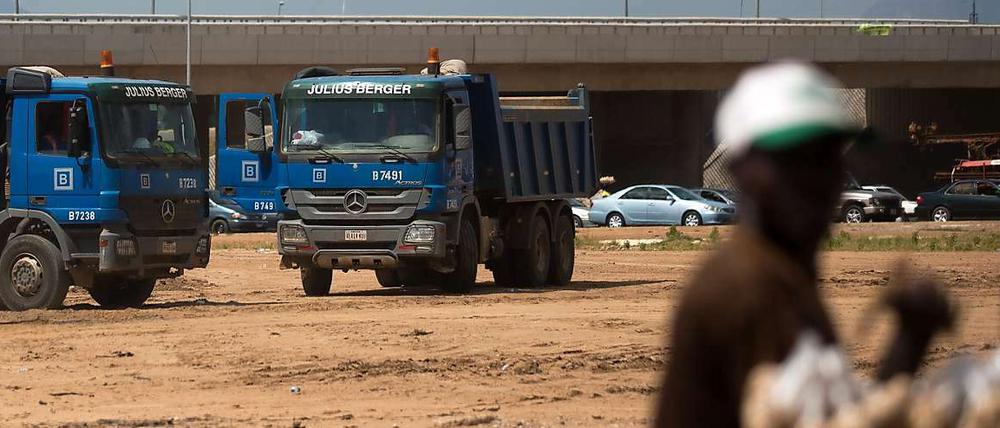 Fahrzeuge der Firma Julius Berger bei einem Straßenbauprojekt am Stadtrand von Nigerias Hauptstadt Abuja. 