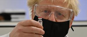 Im Fokus: Großbritannien machte bei den Covid-19-Impfungen den Anfang, hier Premierminister Boris Johnson mit einem Impfstoff-Fläschchen.