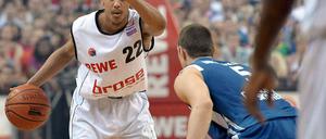 Der Bamberger Brian Roberts gibt seinen Mitspielern ein Zeichen.