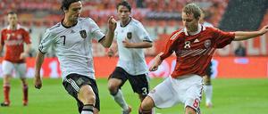 Beim "ungeliebten" Länderspiel neun Tage vor dem Bundesliga-Aufgalopp zog sich Löws aus der Not geborene Auswahl besser aus der Affäre als erwartet.