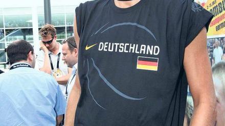 Deutschland im Herzen. Dirk Nowitzki greift dennoch vielleicht erst 2011 zur Olympia-Qualifikation wieder an.