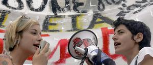 Auch am Wochenende demonstrierten Staatsbedienstete in Athen erneut gegen die Sparpläne der griechischen Regierung.