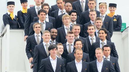 Jetzt geht’s los: Die deutsche Fußball-Nationalmannschaft ist gestern Abend nach Südafrika gereist. In Frankfurt am Main bestiegen Bundestrainer Joachim Löw (vorne links) und seine 23 Spieler den ersten Riesen-Airbus 380 der Lufthansa zum Premierenflug nach Johannesburg. Die Maschine startete mit rund 30 Minuten Verspätung, weil auf einen prominenten Passagier gewartet wurde: