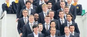 Jetzt geht’s los: Die deutsche Fußball-Nationalmannschaft ist gestern Abend nach Südafrika gereist. In Frankfurt am Main bestiegen Bundestrainer Joachim Löw (vorne links) und seine 23 Spieler den ersten Riesen-Airbus 380 der Lufthansa zum Premierenflug nach Johannesburg. Die Maschine startete mit rund 30 Minuten Verspätung, weil auf einen prominenten Passagier gewartet wurde: