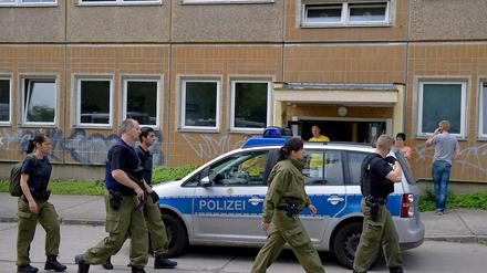 Polizisten durchsuchen das Schulgelände in Marzahn.