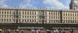 Berliner und Touristen sitzen am Sonntag vor der Humboldt-Box, die eine Simulation des Schlosses zeigt. Möglich, dass das Provisorium zur Dauereinrichtung wird.