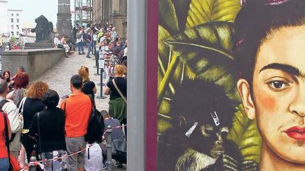 Die Unentwegten. Auch am Sonntag warteten die Menschen viele Stunden vor der Frida-Kahlo-Ausstellung.