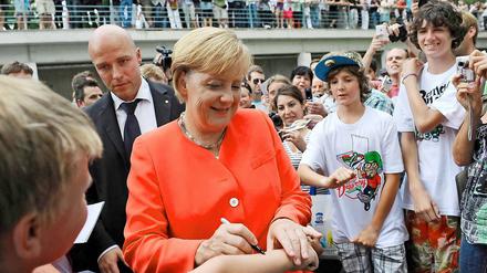 Kanzlerin zum Anfassen: Angela Merkel beim Autogrammschreiben am Tag der offenen Tür. 