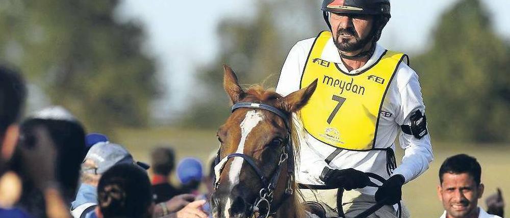 Scheich hoch zu Ross. Muhammed bin Raschid Al Maktoum im Sattel.