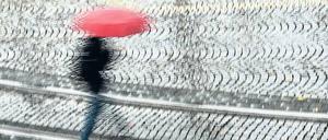 Der Regen hört hier bald auf. Trotzdem werden die Pegel der deutschen Flüsse weiter steigen.