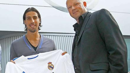 Transfergeschäftspartner. Nationalspieler Sami Khedira mit Trikot von Real Madrid und sein Berater Jörg Neubauer, der zu den erfolgreichen und seriösen Spielervermittlern zählt.