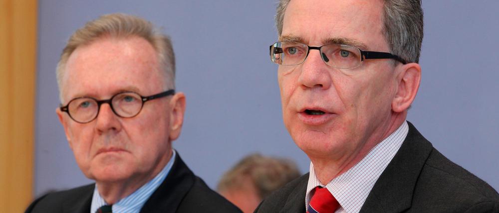 Der Präsident des Bundesamtes für Migration und Flüchtlinge, Albert Schmid (l) und Bundesinnenminister Thomas de Maiziere (CDU) vor der Bundespressekonferenz in Berlin.