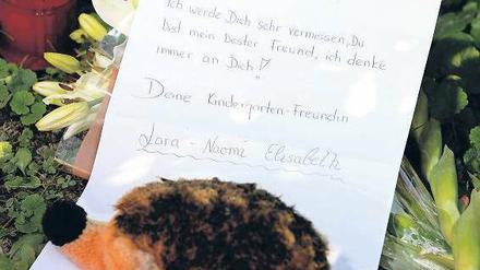 Lörrach und Winnenden. Die Waffenbesitzkarte des Vaters des Täters von Winnenden wurde 1992 ausgestellt. Sie zeigt, dass die sichere Unterbringung der Waffen vorgeschrieben und ein Austritt aus dem Schützenverein meldepflichtig war. Im Bild oben der Abschiedsbrief eines Kindes an den Sohn der Täterin von Lörrach, die ihr Kind erstickt sowie ihren Mann und einen Krankenhauspfleger erschossen hatte. Fotos: Patrick Seeger/dpa, Lars Winkelsdorf