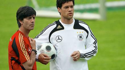 Bundestrainer Joachim Löw und Mannschaftskapitän Michael Ballack.