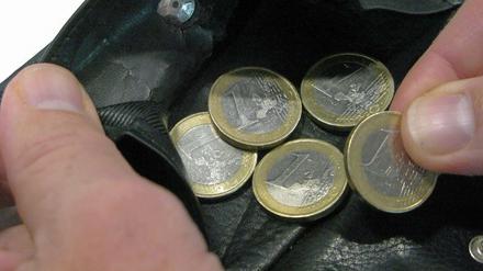 Fünf Euro mehr sollen erwachsene Hartz IV-Empfänger künftig bekommen.