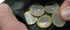Fünf Euro mehr sollen erwachsene Hartz IV-Empfänger künftig bekommen.