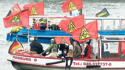 Eine Barkassen-Demo im Hamburger Hafen gehört zu den Herbstaktivitäten gegen die Sparpolitik der Bundesregierung. Foto: dpa