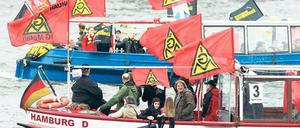 Eine Barkassen-Demo im Hamburger Hafen gehört zu den Herbstaktivitäten gegen die Sparpolitik der Bundesregierung. Foto: dpa
