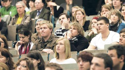 Lernen ist Luxus. Der Stundenplan an der Uni ist heute oft so eng, dass die Studenten nebenbei nicht mehr jobben können.