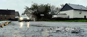 Wegen der anhaltenden Niederschläge ist die Hochwassergefahr in Teilen Mittel- und Ostdeutschlands gestiegen.