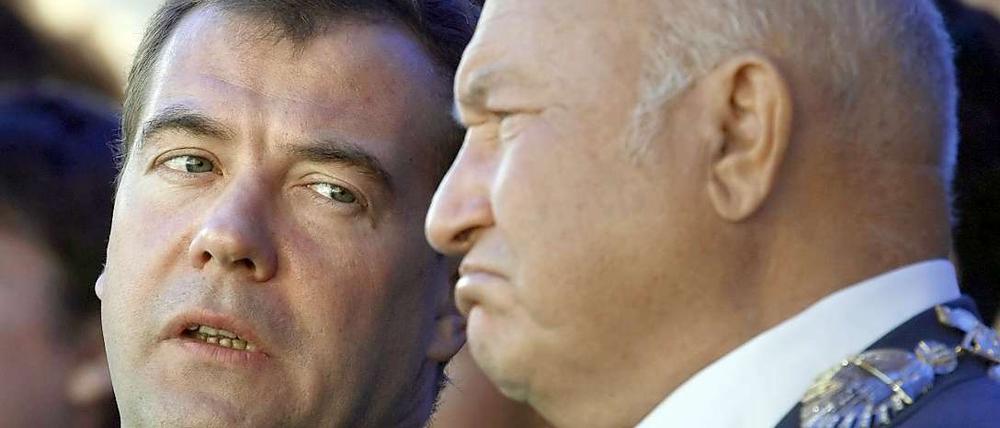 Du bist raus: Dmitri Medwedew hat Juri Luschkow (rechts) entlassen.