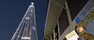 Die Lichtinstallation, die an einen Weihnachtsbaum erinnert ist Nordkorea ein Dorn im Auge. 