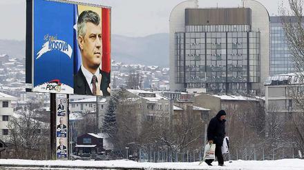Ein Wahlplakat von Hashim Thaci im Kosovo