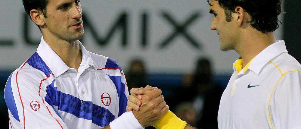 Novak Djokovic (l.) setzte sich gegen Roger Federer durch.