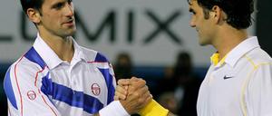 Novak Djokovic (l.) setzte sich gegen Roger Federer durch.