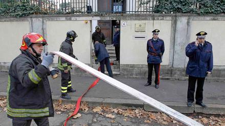 Feuerwehrmänner vor der Botschaft Griechenlands in Rom.
