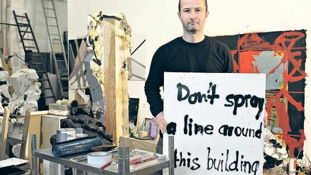 Selbst ist der Künstler. Andreas Helfer in seinem Studio im Atelierhof Kreuzberg, wo einst das Grünflächenamt logierte. 