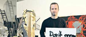 Selbst ist der Künstler. Andreas Helfer in seinem Studio im Atelierhof Kreuzberg, wo einst das Grünflächenamt logierte.