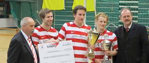 Bernd Schulz Präsident vom BFV (r.), die Spieler des Turniersieger VfB Hermsdorf und Hans Schumann (l.) Vorsitzender der Berlin-Liga.