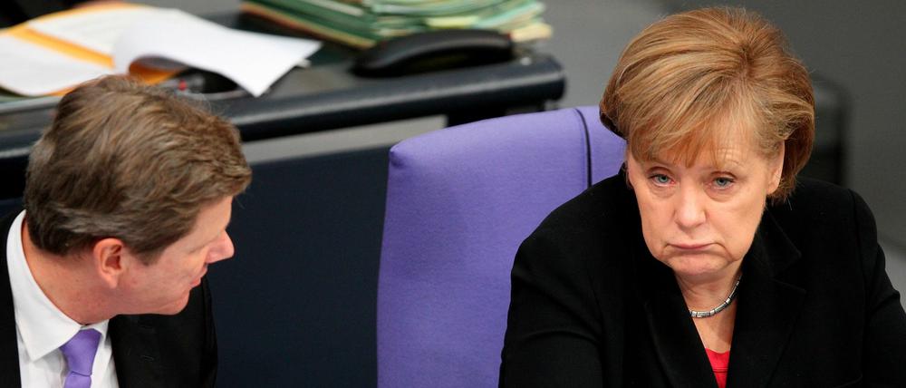 Trübe Aussichten. Holt sich Westerwelle bei der Kanzlerin Rat, wie er die schwierigen Zeiten überstehen kann?