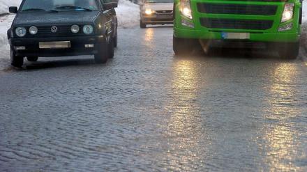 Auf den gefrorenen Böden wird der Regen sofort zu Eis.