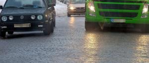 Auf den gefrorenen Böden wird der Regen sofort zu Eis.