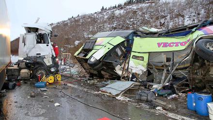 Die Fahrbahn war zum Zeitpunkt des Unfalls spiegelglatt.