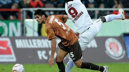 Akrobatisch: Freiburgs Cissé (r.) fiel gegen St. Pauli neben solchen Einlagen vor allem durch seine Saisontreffer 14 und 15 auf.