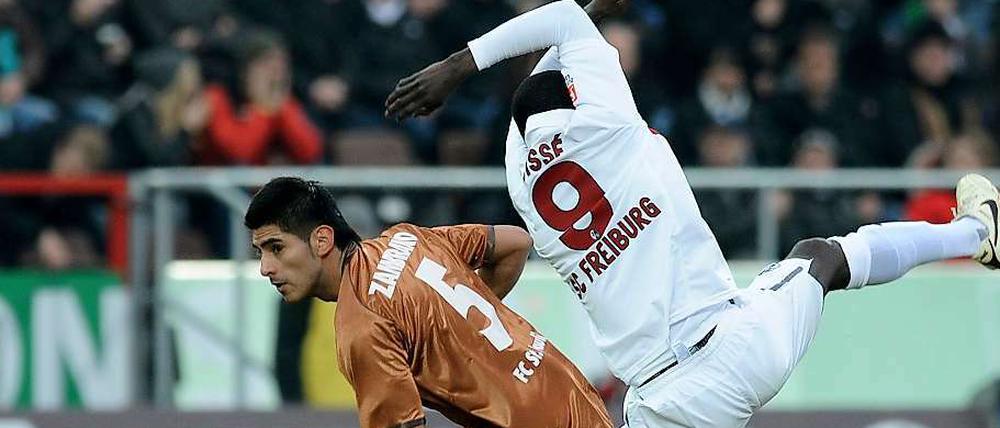 Akrobatisch: Freiburgs Cissé (r.) fiel gegen St. Pauli neben solchen Einlagen vor allem durch seine Saisontreffer 14 und 15 auf.