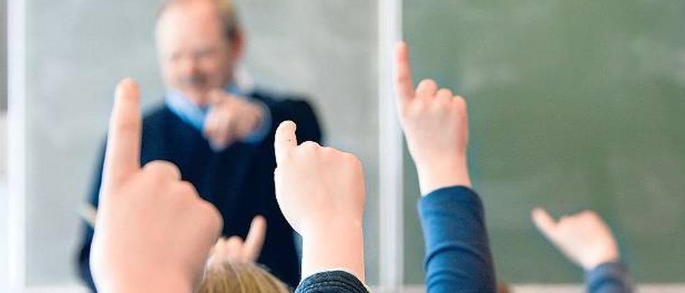 Stress von außen. Lehrer stehen im Kreuzfeuer der Erwartungen, immer mehr knicken ein unter dem Druck. Die Zahl der dauerkranken Lehrer erreichte 2010 einen Höchststand: 1450 der rund 30 000 Pädagogen sind nicht mehr in der Lage, ihren Beruf auszuüben. Foto: Ullstein