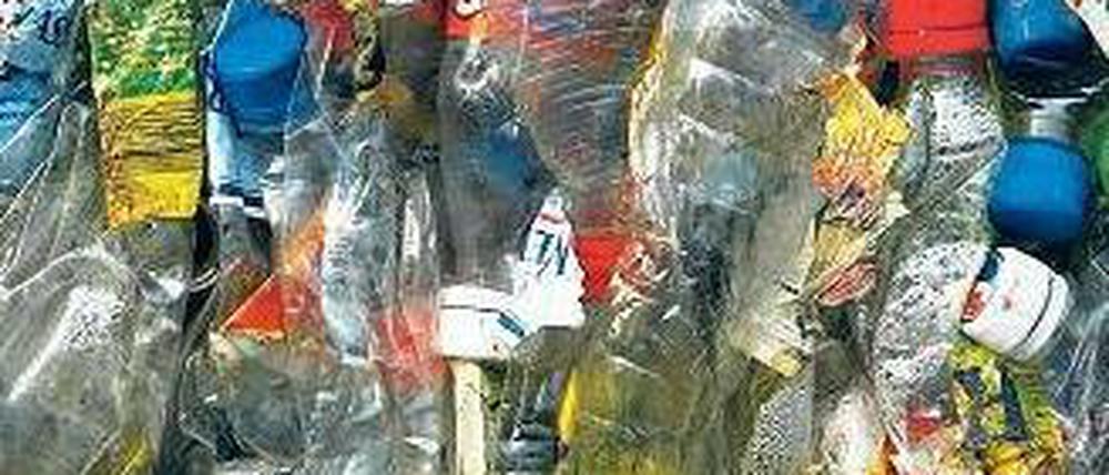 Plastikmüll. Weil sie auch für Einwegflaschen Pfand bezahlen müssen, sehen die Kunden keinen Unterschied zu Mehrwegflaschen, beklagen die Umweltschützer.