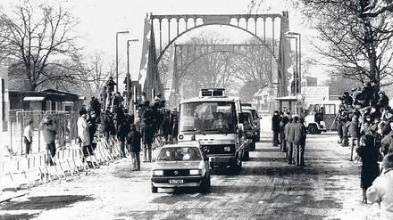 Die Karawane zieht weiter. Ein beeindruckender Agententross, angeführt von einem weniger beeindruckenden West-Berliner Polizeiauto, rollt gen Wannsee. Von Geheimniskrämerei keine Spur – dafür waren zu viele Kamerateams an der Straße.