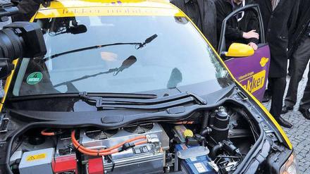 „Durchbruch“. Bundeswirtschaftsminister Brüderle (FDP) empfängt DBM-Chef Hannemann und dessen Elektroauto im Oktober 2010 nach der 600-Kilometer-Fahrt in Berlin.