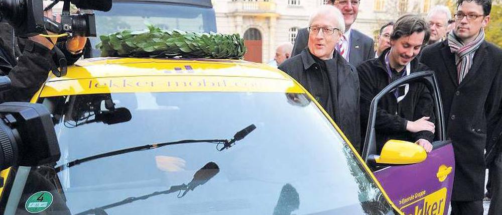 „Durchbruch“. Bundeswirtschaftsminister Brüderle (FDP) empfängt DBM-Chef Hannemann und dessen Elektroauto im Oktober 2010 nach der 600-Kilometer-Fahrt in Berlin.